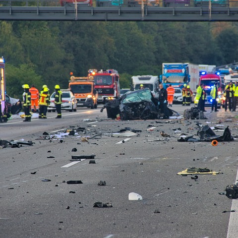 Auf der Autobahn 5 bei Friedberg liegen nach einem Unfall Trümmer herum