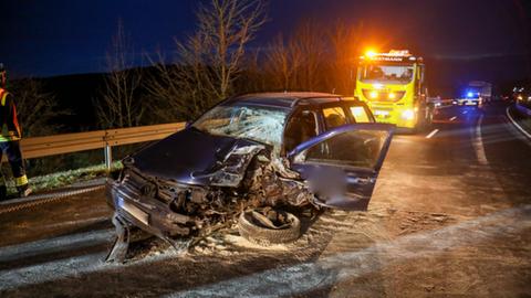 Unfallauto auf der B254 bei Alsfeld