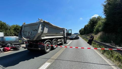 Motorrad, Lkw und Pkw nach Unfall auf Autobahn