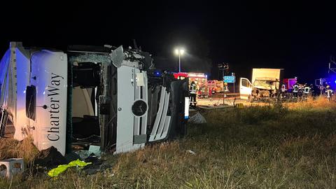 Lkw liegt auf der B62