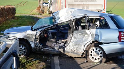 Demoliertes Auto an Unfallstelle bei Bad Emstal