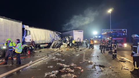 Lkw-Unfall auf der A5, Einsatzkräfte an der Unfallstelle