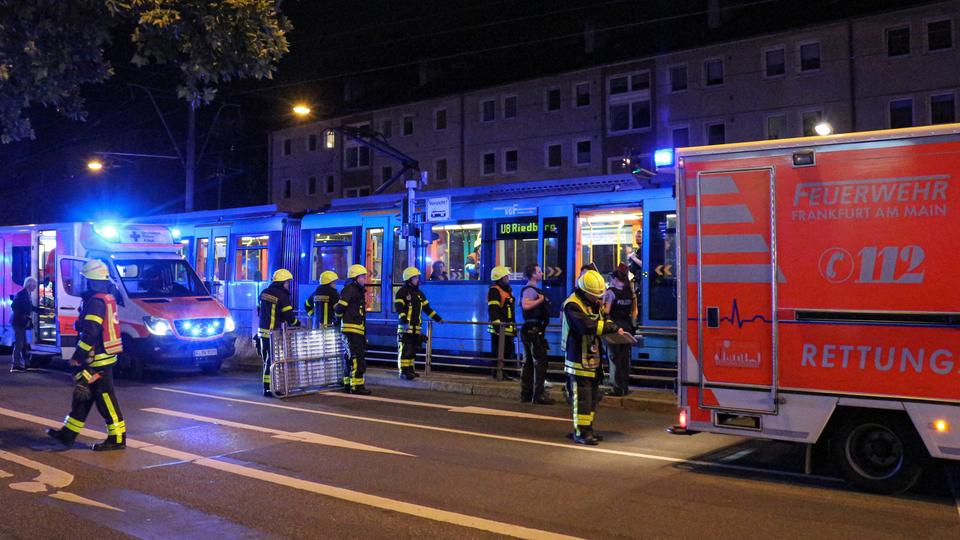 Rettungskräfte an U-Bahnhaltestelle