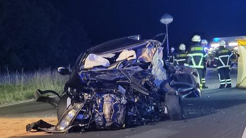 Unfallort bei Bürstadt - ein zerstörtes Auto - im Hintergrund Einsatzkräfte