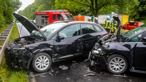 Demolierte Autos an Unfallstelle in Burghaun
