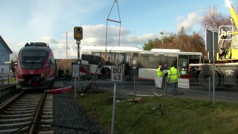 Bergungsarbeiten an einem Bahnübergang in Neu-Anspach - ein Zug hatte einen Schulbus gerammt. 