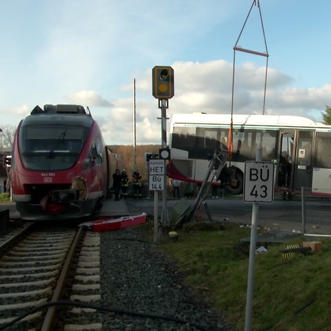 Bergungsarbeiten an einem Bahnübergang in Neu-Anspach - ein Zug hatte einen Schulbus gerammt. 