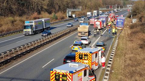 Rettungsdienst und Feuerwehr an der Unfallstelle auf der A5.