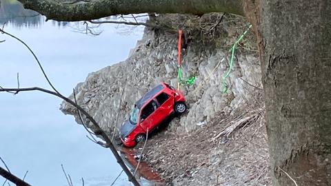 Das verunfallte Auto ist mit einem Gurt an einem Ast befestigt worden.