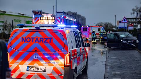 Unfallstelle in Dietzenbach mit Rettungswagen und Unfallfahrzeugen