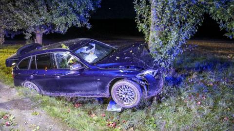 Ein Auto ist gegen einen Baum geprallt.