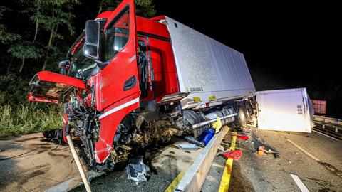 Beschädigter Lkw auf Autobahn-Trennwand.