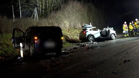 Zwei beschädigte Autos auf der B42 bei Eltville, wo ein Geisterfahrer einen Unfall verursachte