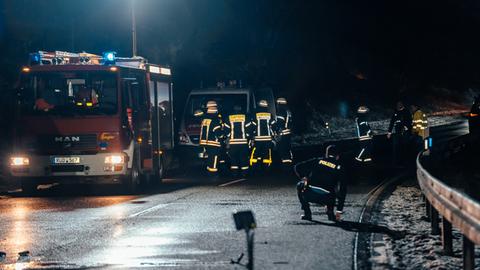 Ermittler untersuchen in Dunkelheit den Unfallort