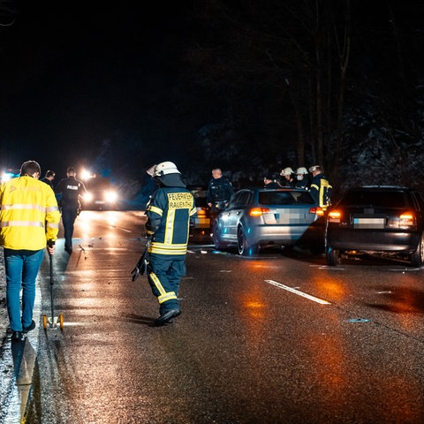 Ermittler untersuchen in Dunkelheit den Unfallort