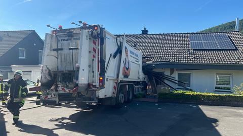 Der Müllwagen ist in das Haus in Eppstein gerollt.