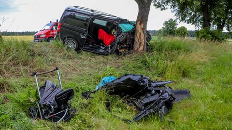 Familie verunglückt auf Landstraße