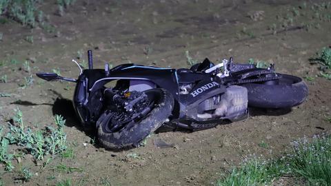 Motorrad liegt auf der Seite im Feld