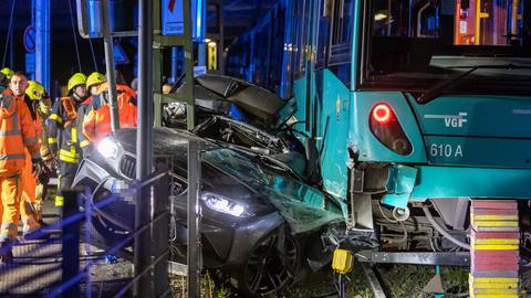 Zerstörter Pkw neben U-Bahn