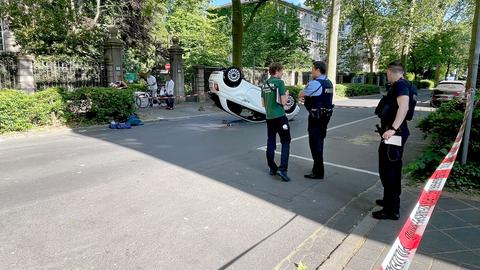 Ein Cabrio liegt nach einem Überschlag auf dem Dach.