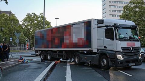 Lkw an Unfallstelle an Kreuzung in Frankfurt