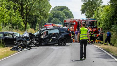 Demolierte Autos an Unfallstelle in Freiensteinau
