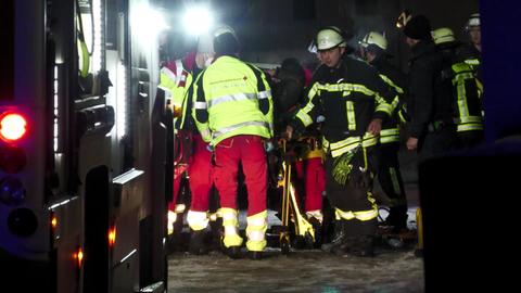 Einsatzkräfte von Feuerwehr und Rettungsdiensten auf einer Straße in Fulda, wo ein Mann von einem Auto überrollt wurde