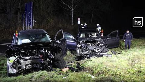 Zwei schwer beschädigte Autos nach einem Unfall bei Großenlüder-Ost