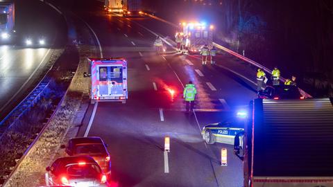 Rettungsdienstfahrzeuge und Polizeiwagen auf der Autobahn