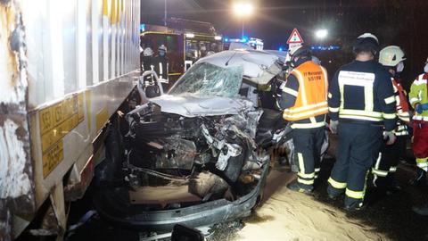 Das Auto krachte in den Lkw.