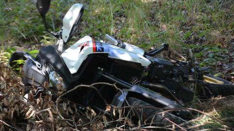 Unfallort - Herborn-Merkenbach - Motorrad liegt zwischen Bäumen