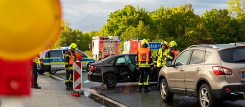 Zwei kaputte Autos stehen sich gegenüber, viele Rettungskräfte