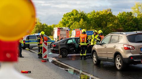 Zwei kaputte Autos stehen sich gegenüber, viele Rettungskräfte