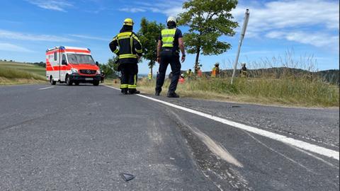 Einsatzkräfte an der Unfallstelle in Hofbieber