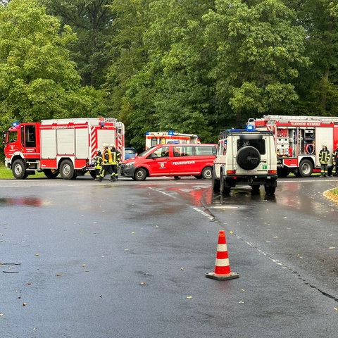 Rettungswagen von Feuerwehr und Notarzt stehen an einer abgesperrten Kreuzung