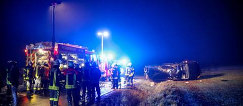 Einsatzkräfte an der Unfallstelle