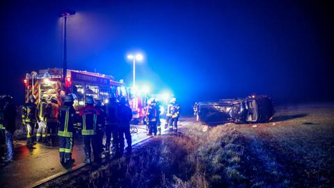 Einsatzkräfte an der Unfallstelle