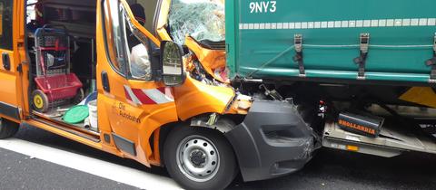 Ein Kleintransporter ist auf einen Lkw aufgefahren