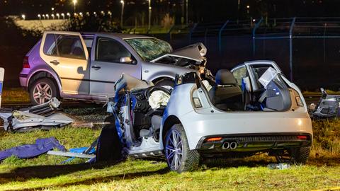 Zwei demolierte Autos auf Straße und Seitenstreifen