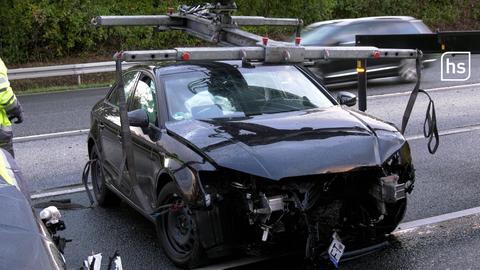 Ein beschädigtes Auto wird nach einem Unfall bei Kriftel (Main-Taunus) von einem Abschleppfahrzeug abgeholt