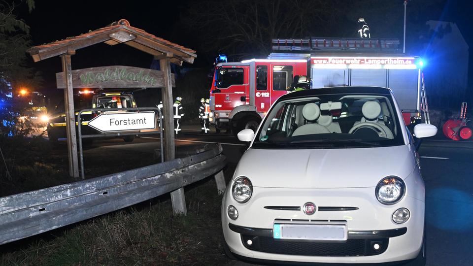 Rettungskräfte an der Unfallstelle in Lampertheim