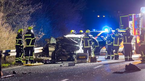 Rettungskräfte an der Unfallstelle bei Langen