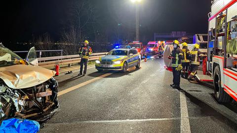 Feuerwehr, Polizei und beschädigtes Auto.