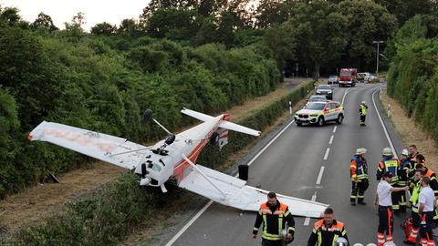 Ein in Hessen gestartetes Kleinflugzeug hat sich nach einem missglücktem Flugmanöver am Flugplatz Großostheim-Ringheim überschlagen. 
