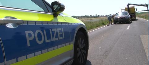 Aufräumarbeiten an der Unfallstelle bei Liebenau