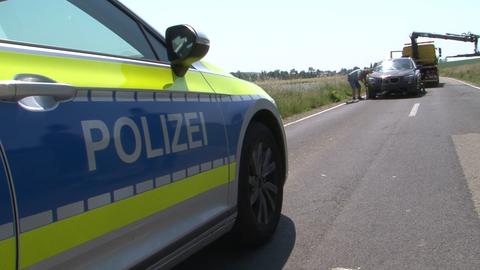 Aufräumarbeiten an der Unfallstelle bei Liebenau