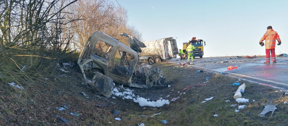  Das Auto des Unfallfahrers brannte komplett aus. Bild © Michael Seeboth (hr) 