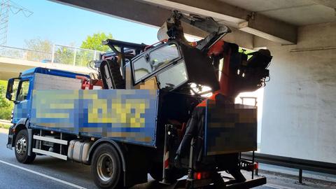 Lkw bleibt an Deckenpfeiler im Limestunnel (Schwalbach am Taunus) hängen