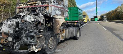Der ausgebrannte Lkw.