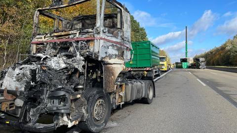 Der ausgebrannte Lkw.